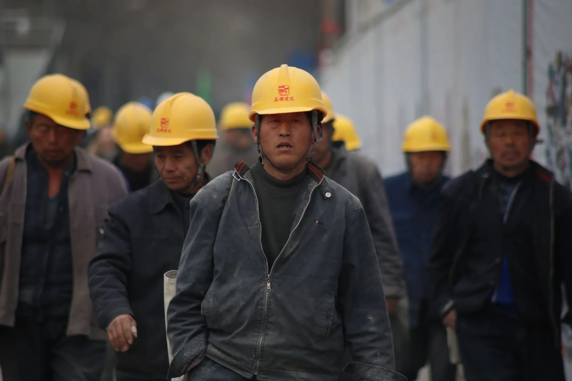 重庆道之源解析疏散指示灯在复杂建筑中的安装规范
