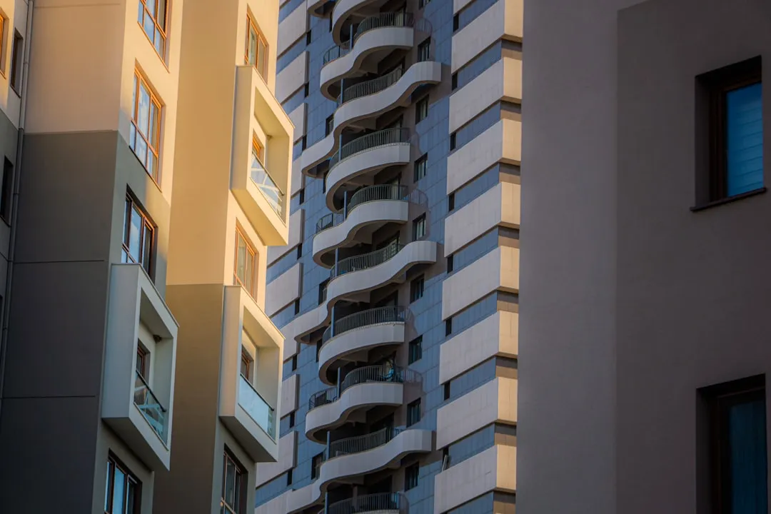 消防疏散指示灯在复杂建筑中的应用方案及注意事项