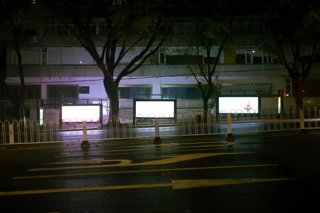 应急照明集中电源与分散式备用电源方案在疏散指示工程中的对比分析