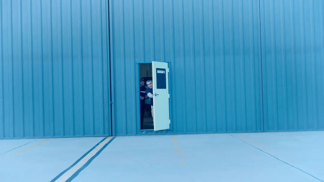 消防应急照明与疏散指示系统选型对比：集中控制型与独立型方案差异分析