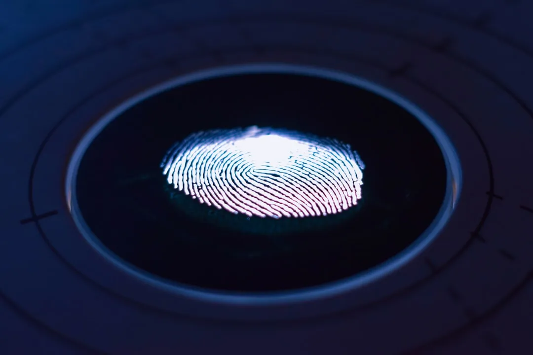 应急照明集中电源与分散式备用电源方案在疏散指示工程中的对比分析